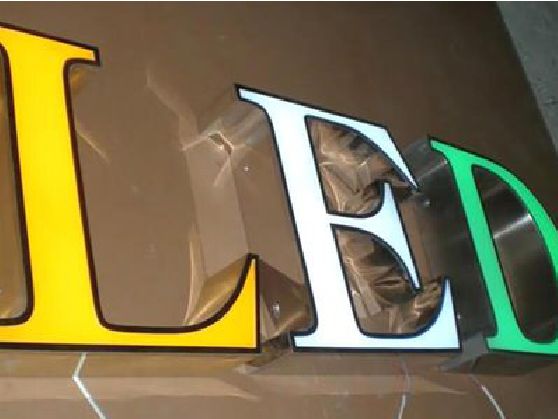 江城介绍LED招牌的基础知识。